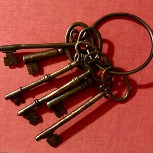 Beautiful Set of 6 Decorative Metal Skeleton Keys with Copper Patina